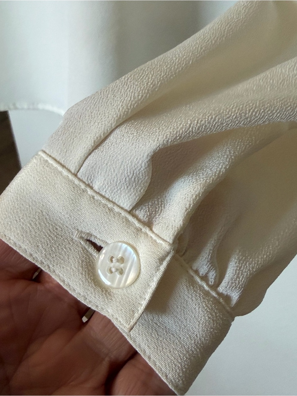 Vintage 90’s Liz Claiborne Ivory Classic Flowy minimalist Long Sleeve Blouse 8 - Picture 7 of 12